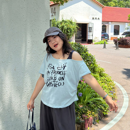宛宛大码女装胖mm夏季新款设计感斜肩印花宽松百搭斜露肩短袖T恤
