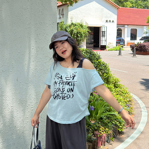 宛宛大码女装胖mm夏季新款设计感斜肩印花宽松百搭斜露肩短袖T恤