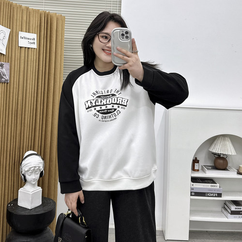 圆领插肩袖撞色印花卫衣