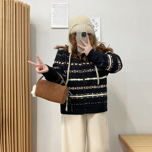 宛宛大码韩系胖mm设计感圆领印花毛衣外套女秋季宽松显瘦针织开衫