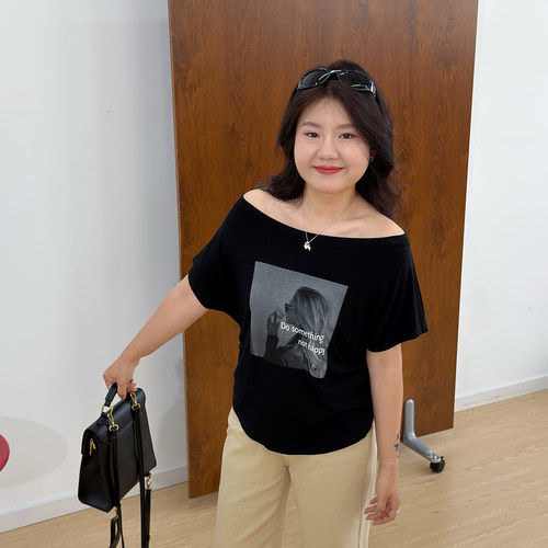宛宛大码辣妹设计感露肩短袖t恤女夏季新款微胖mm修身一字肩上衣