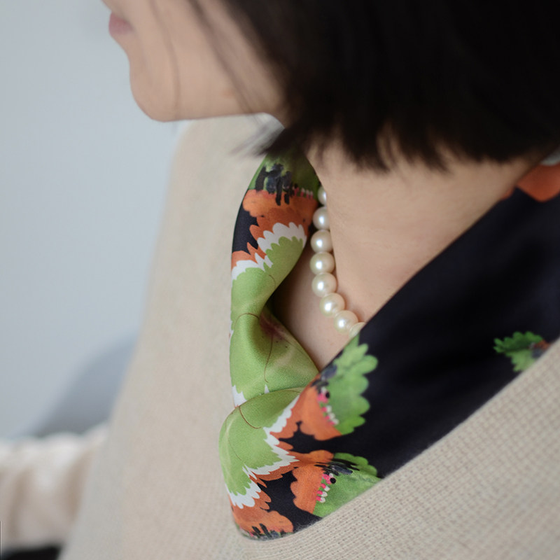 露露的乐园 纯真儿童画 黑色底色上的百花园