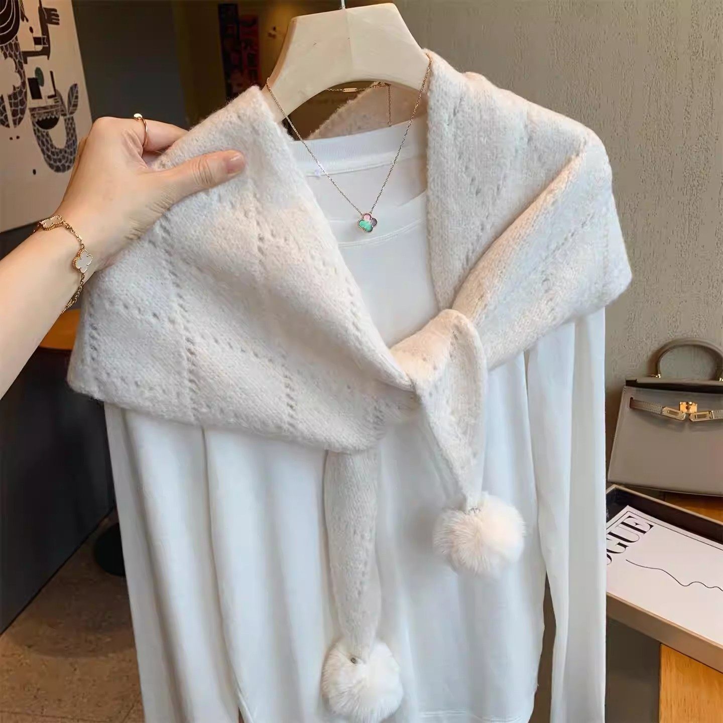 日本GP可爱球球软糯羊毛三角围巾女秋冬韩版百搭保暖外搭披肩围脖