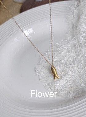 小金鱼年年有鱼钛钢项链极简风金色鱼形吊坠项链女小众设计锁骨链