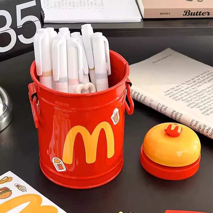 麦当当卡通笔筒红色塑料桌面收纳盒多功能大容量桌面收纳摆件
