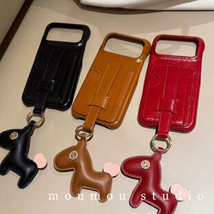 高级感皮质手腕带小马挂件适用iphone17promax苹果16手机壳15半包