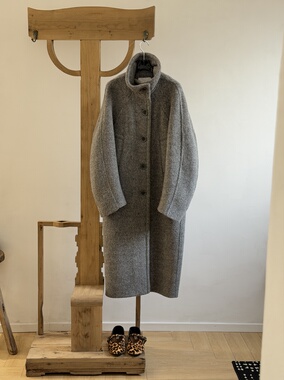 NMORE设计师品牌 雅灰色轻盈保暖骆马绒立领直身长款大衣～贵气感