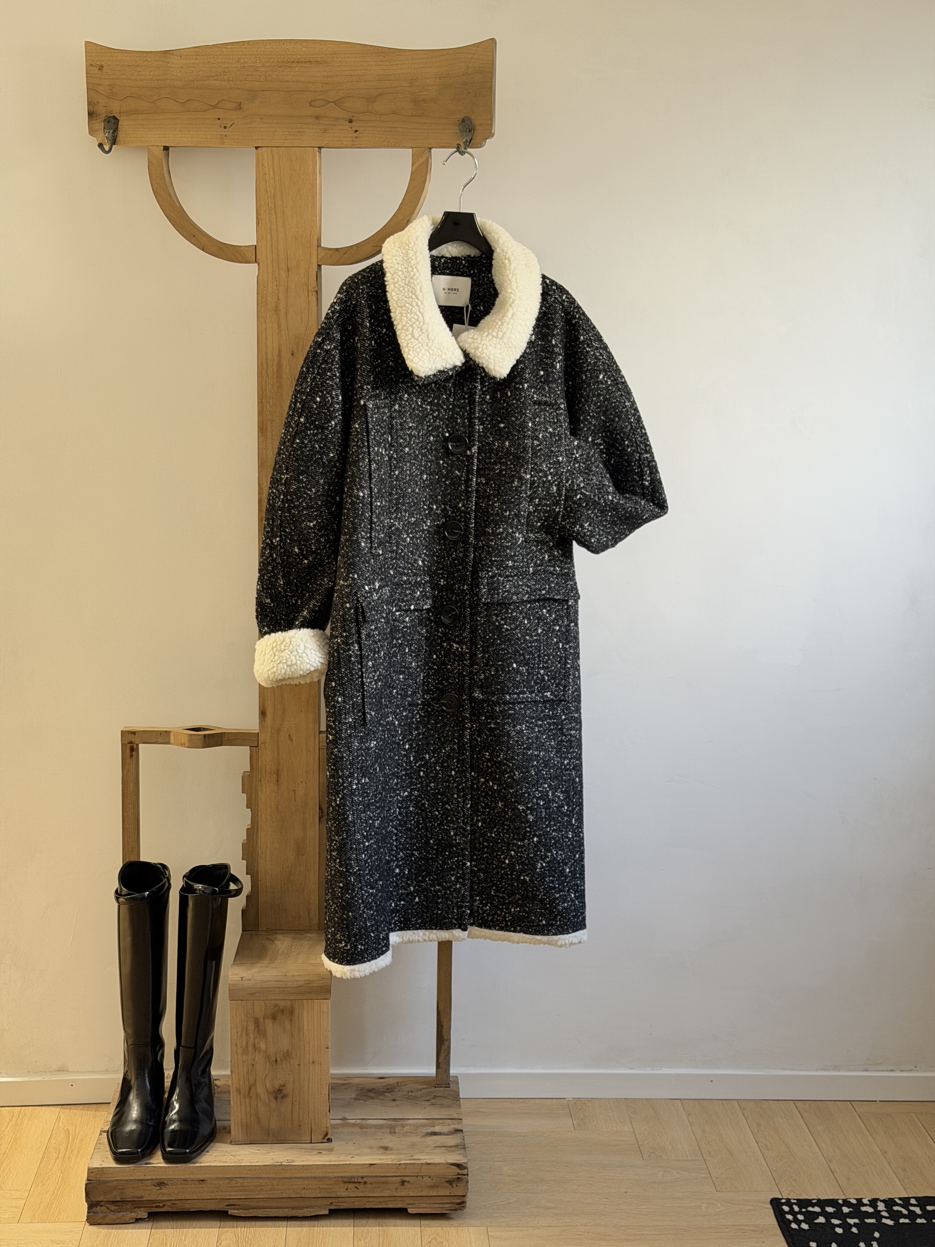 NMORE设计师品牌25冬季新款羊羔毛领粗纺雪花呢长款人字纹大衣