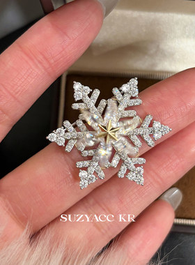 suzyacc kr超闪合成锆石微镶旋转雪花胸针轻奢气质百搭高级感徽章