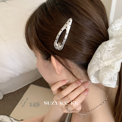 suzyacc kr银色皮质波点发夹女2025新款简约小众高级感百搭刘海夹