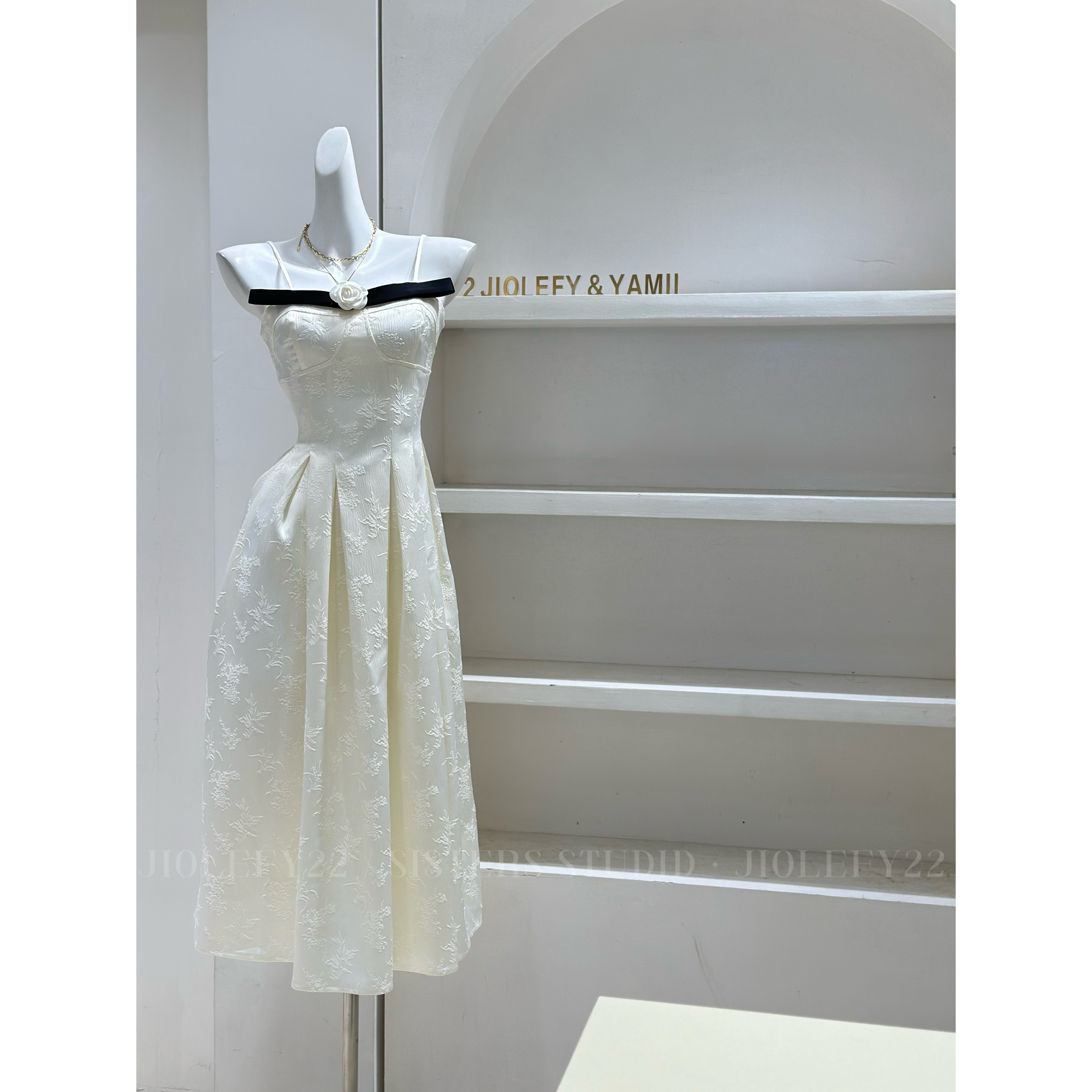 JIOLEFY2法式复古小黑裙女越南小众设计师黑白撞色吊带礼服连衣裙