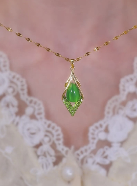 绿色猫眼石菱形吊坠项链女轻奢小众设计感锁骨链颈链2025新款爆款