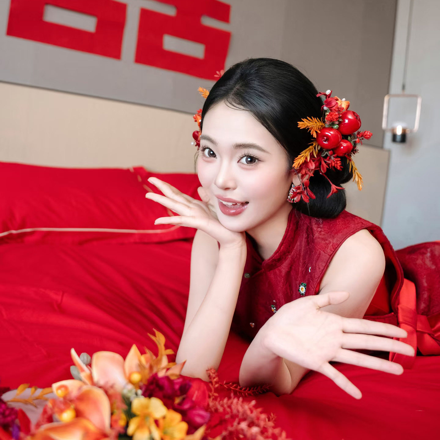 新娘中式风彩色果子花朵发饰新娘结婚古装头饰红色仿真花发夹配饰