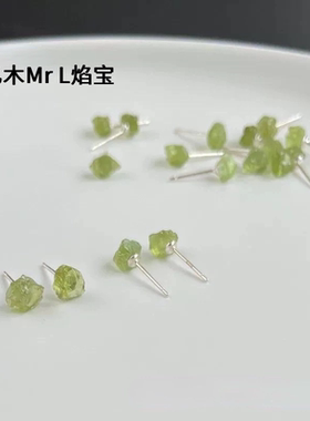 天然橄榄石原石耳钉 绿色不定形橄榄石碎石耳钉S925银镶耳针2025
