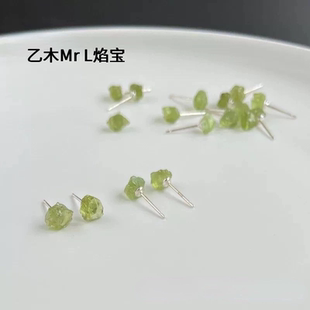 天然橄榄石原石耳钉 绿色不定形橄榄石碎石耳钉S925银镶耳针2025