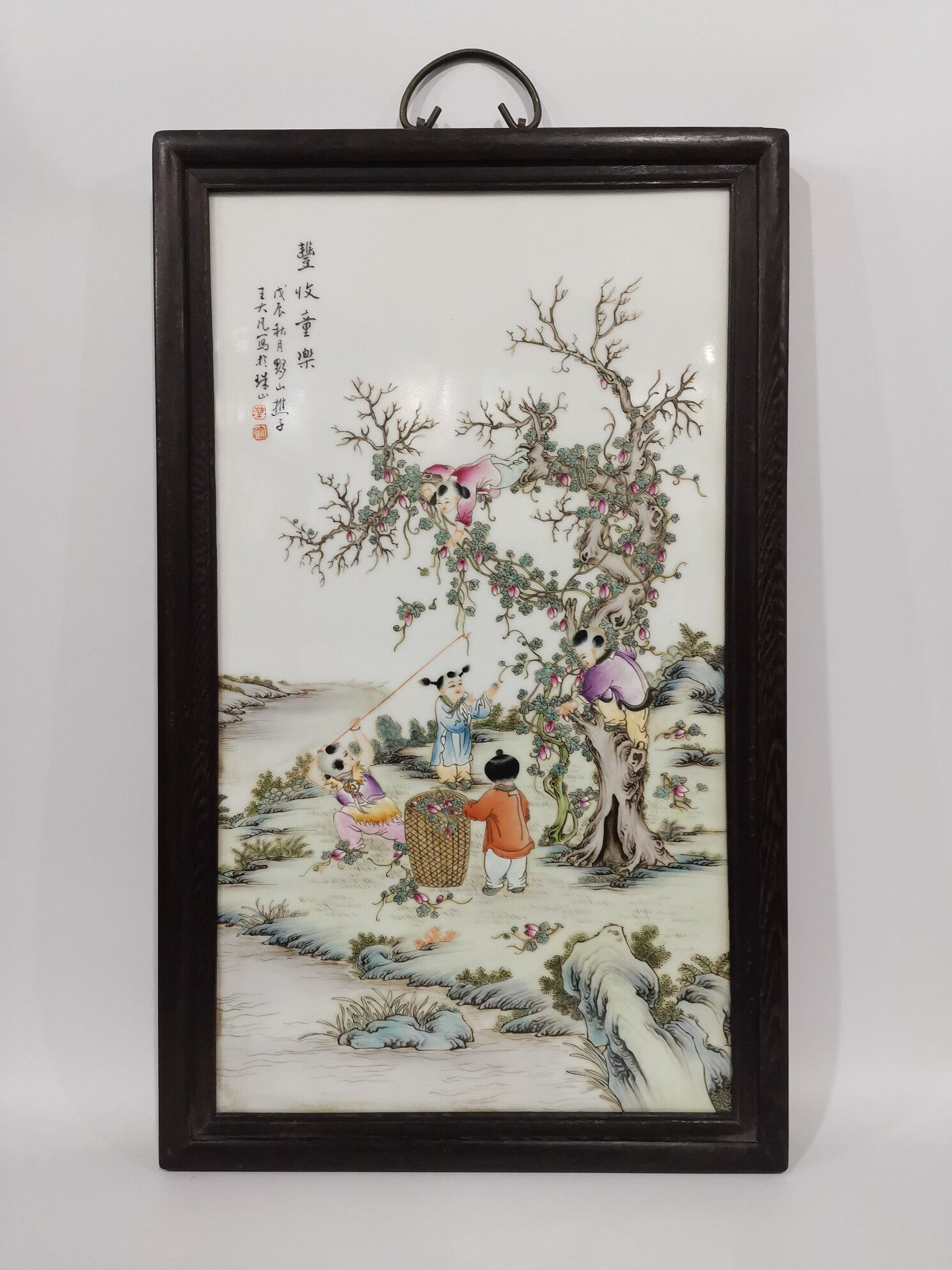 丰收童乐 精工粉彩童子鸡翅木瓷板画挂屏王大凡款高60.5cm宽37cm