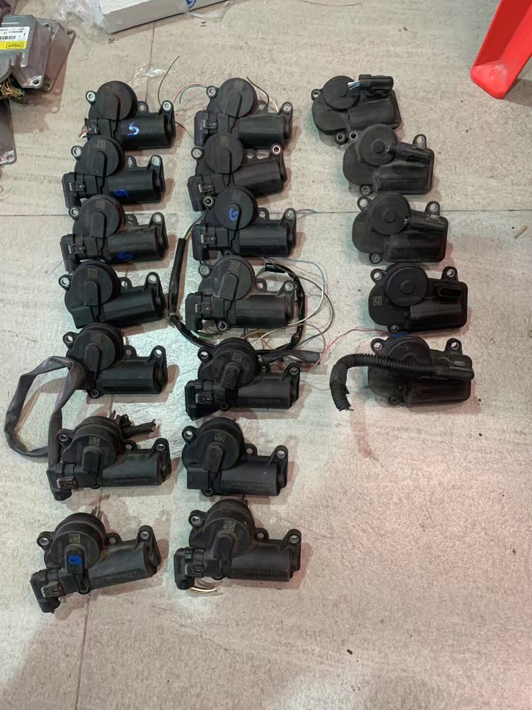 奔驰213 212 217 221 S级E级C级B级A级排气管阀门电机图片