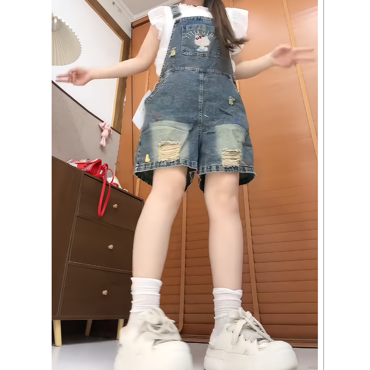 大码美式复古卡通刺绣牛仔背带裤女夏季设计感宽松阔腿破洞短裤子