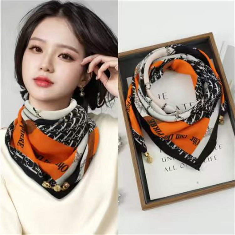 2025新款高级感三角巾时尚磁吸扣小方巾秋冬保暖围脖围巾女士披肩