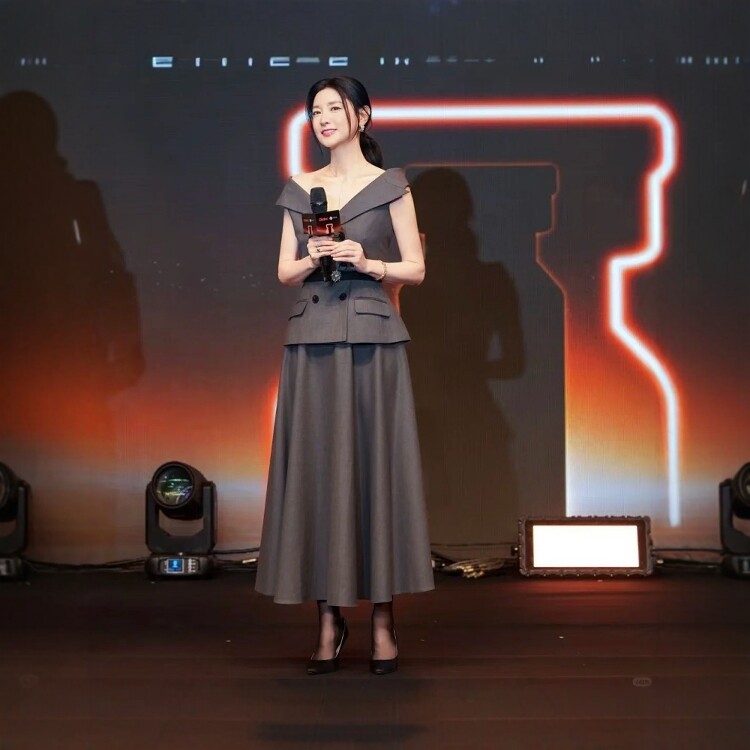 高级定制李英爱同款灰色露肩上衣西装外套+大摆长半裙优雅套装裙