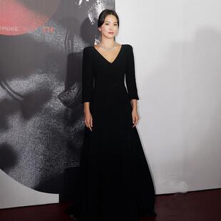 高级定制宋慧乔同款黑色v领连衣裙高级感时尚优雅气质修身显瘦秋