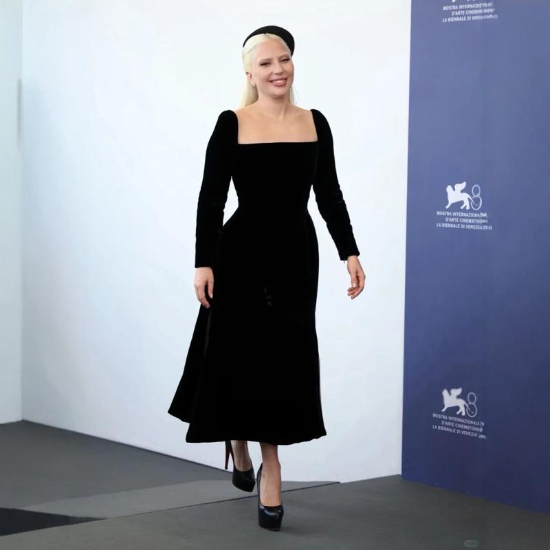 高级定制Lady Gaga同款黑色方领丝绒连衣裙女长裙收腰大摆优雅秋