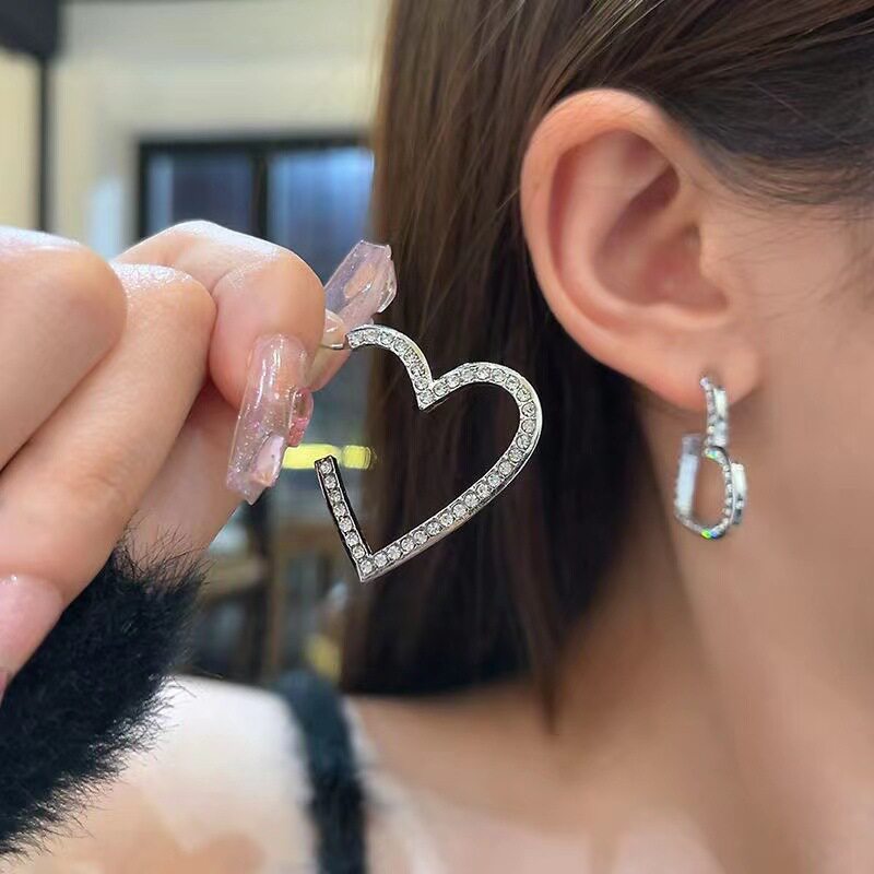 撤柜高级感水钻爱心耳环女年新款潮轻奢耳饰夏季心形耳钉潮