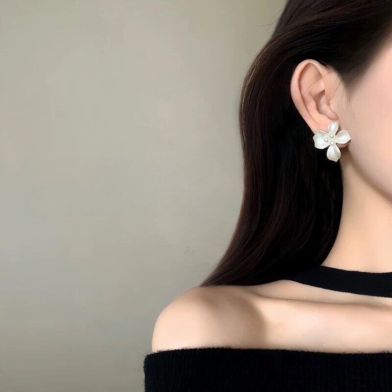 撤柜韩版白色珍珠花朵耳钉花瓣耳环女轻奢小众百搭小香风耳饰配饰