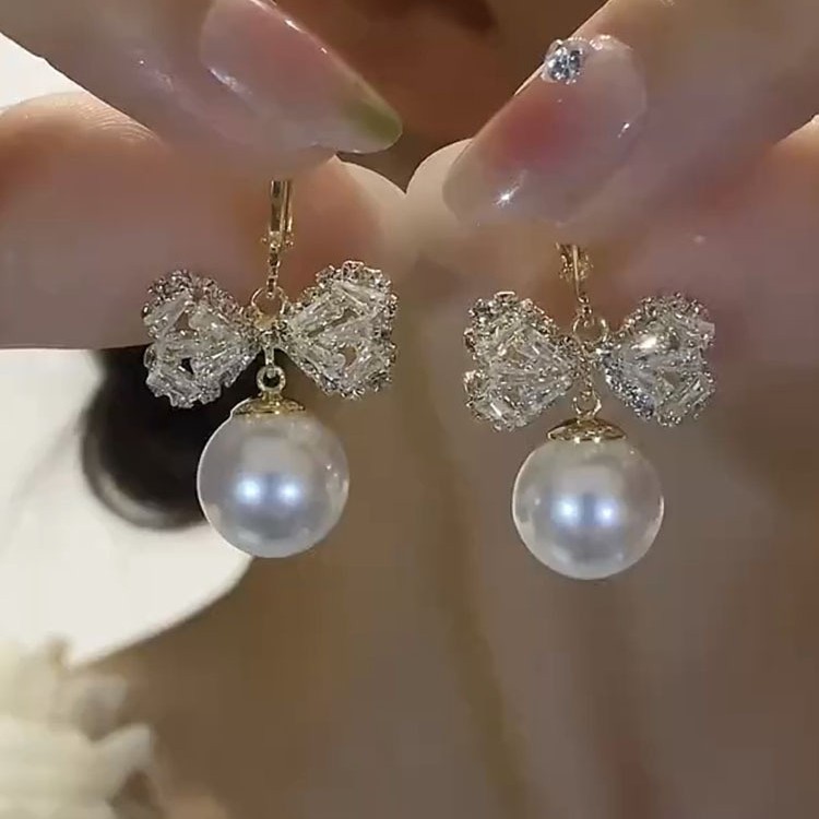 德国年新款潮水晶耳饰轻奢高级感耳扣女小众设计感蝴蝶结珠珠耳环