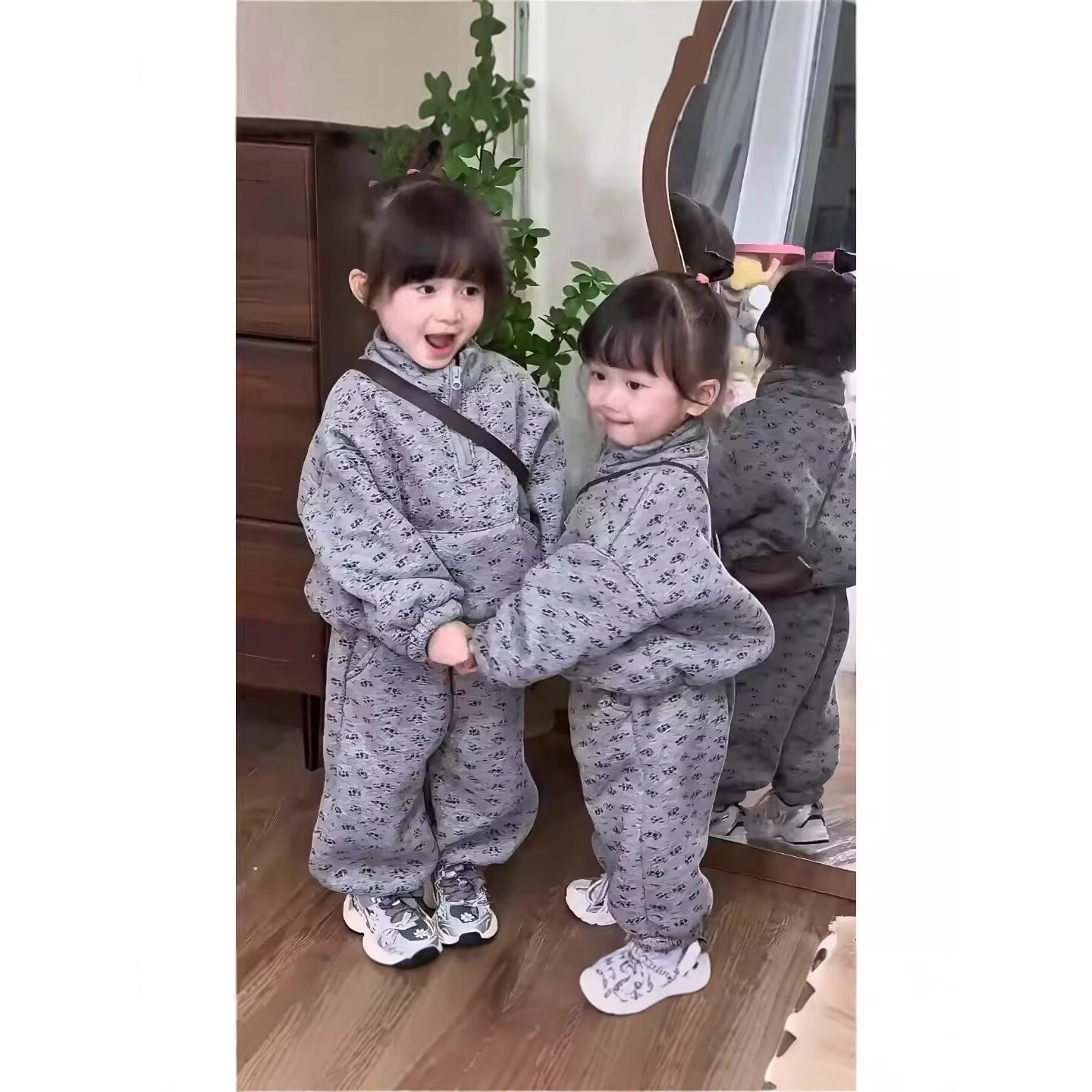 进口女童装加厚韩版满印卫衣套装新款中小童洋气可爱运动两件套