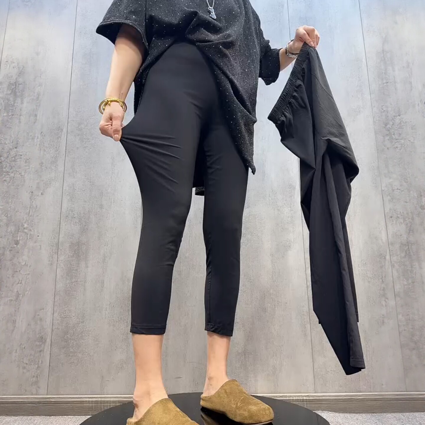 弹力修身显瘦八分纸皮裤女2026新款夏天黑色休闲裤外穿面膜打底裤