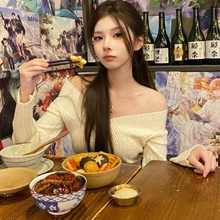 月鱼里「软黄金」巅级羊毛衣秋冬纯欲V领修身 显瘦针织连衣裙