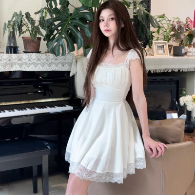 月鱼里「南法假日」法式纯欲风白色蕾丝收腰显瘦拼接吊带夏连衣裙