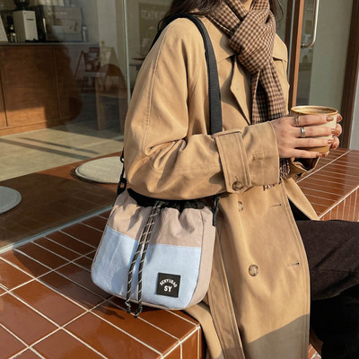 撞色拼接抽绳束口袋女包轻便单肩斜挎包百搭户外男包情侣手机包潮