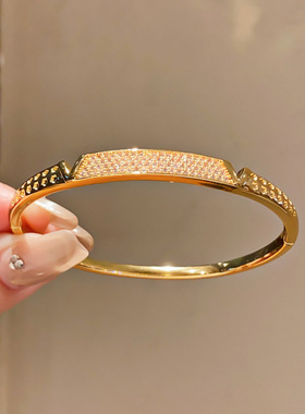 18k真金电镀轻奢风锆石字母卡扣手镯复古精致手环小众感手饰