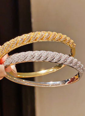 18k真金电镀轻奢锆石扭曲条纹卡扣手镯时尚简约精致重工手饰