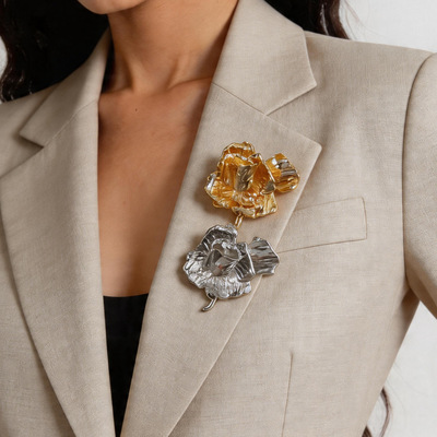 欧美跨境金属风褶皱花朵胸针小众轻奢设计感胸饰简约气质百搭饰品