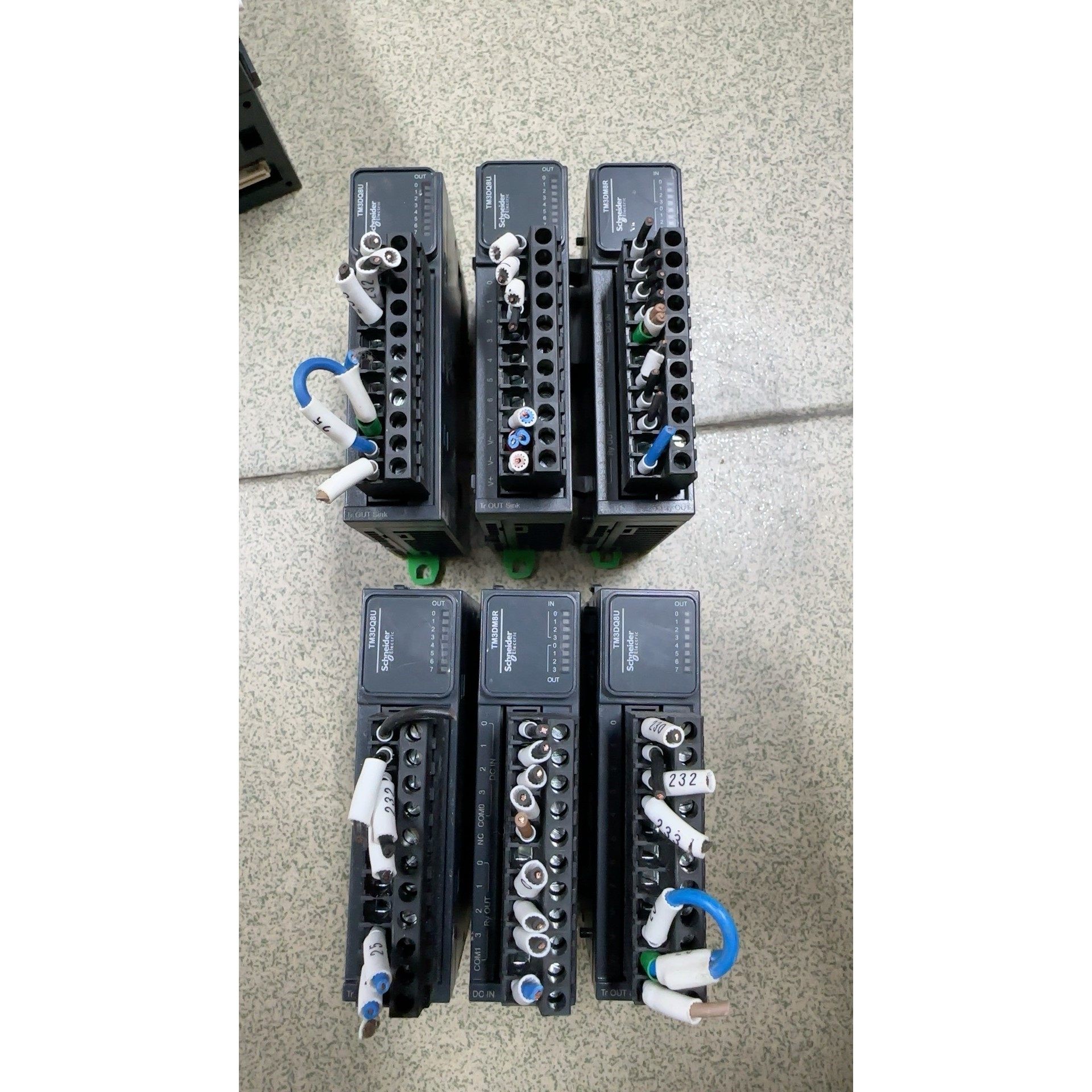 施耐德PLC模块TM3DM8R给工程剩余8个TM3DQ8U/ 议价 维修