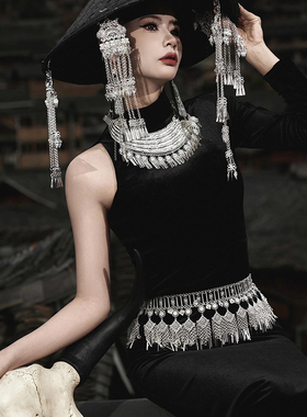 彝族服装女装黑色单肩修身长裙彝族披肩帽子项链腰链全套苗寨摄影