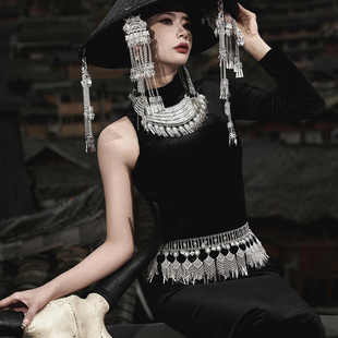 彝族服装女装黑色单肩修身长裙彝族披肩帽子项链腰链全套苗寨摄影