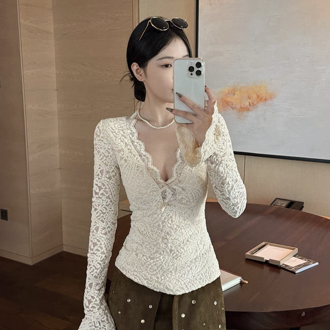 SAVAGE-小女人V领拼接立体蝴蝶结喇叭袖修身显瘦加绒蕾丝衫A20253