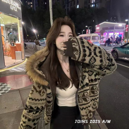 JOINS-连帽印花宽松加厚保暖羽绒服外套(配可拆卸真毛毛领)56239a