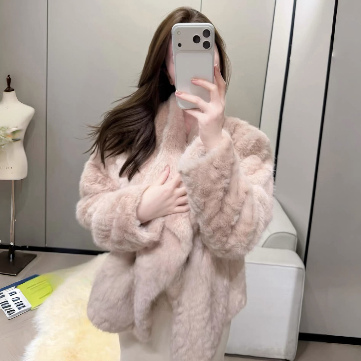 DARA ROSE-千金感软软温柔毛茸茸仿皮毛一体时尚毛毛短外套S8105