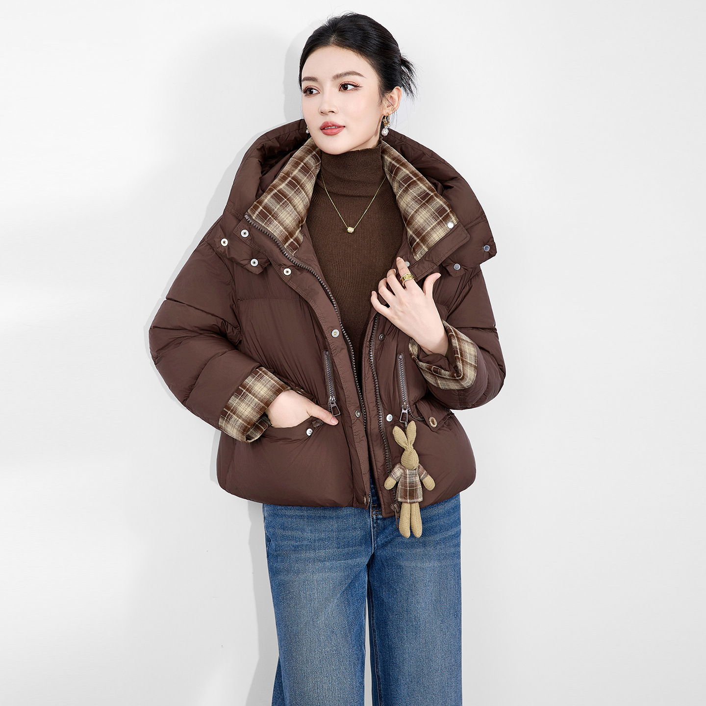 90白鸭绒连帽云朵泡芙小熊挂饰外套保暖撞色羽绒服女冬款