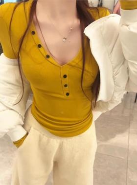 辣妹纯欲打底衫显白姜黄色T恤2024秋冬新款修身显瘦V领内搭上衣女