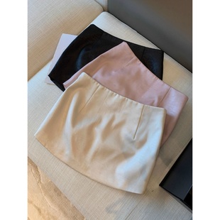 抓皱缎面辣妹短裙女秋季 防走光气质半身裙高腰显瘦珠光白色a字裙