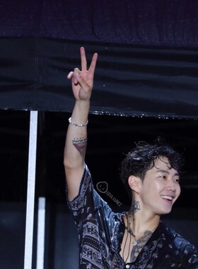 朴宰范同款珍珠手链舞台2023