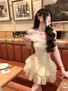 女法式 氣質收腰刺繡亮片重工胸花一字肩連衣裙5616潮 新款 2025夏季
