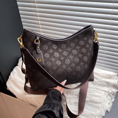 包包女2025冬季新款时尚网红通勤单肩宽带包洋气大容量斜挎托特包