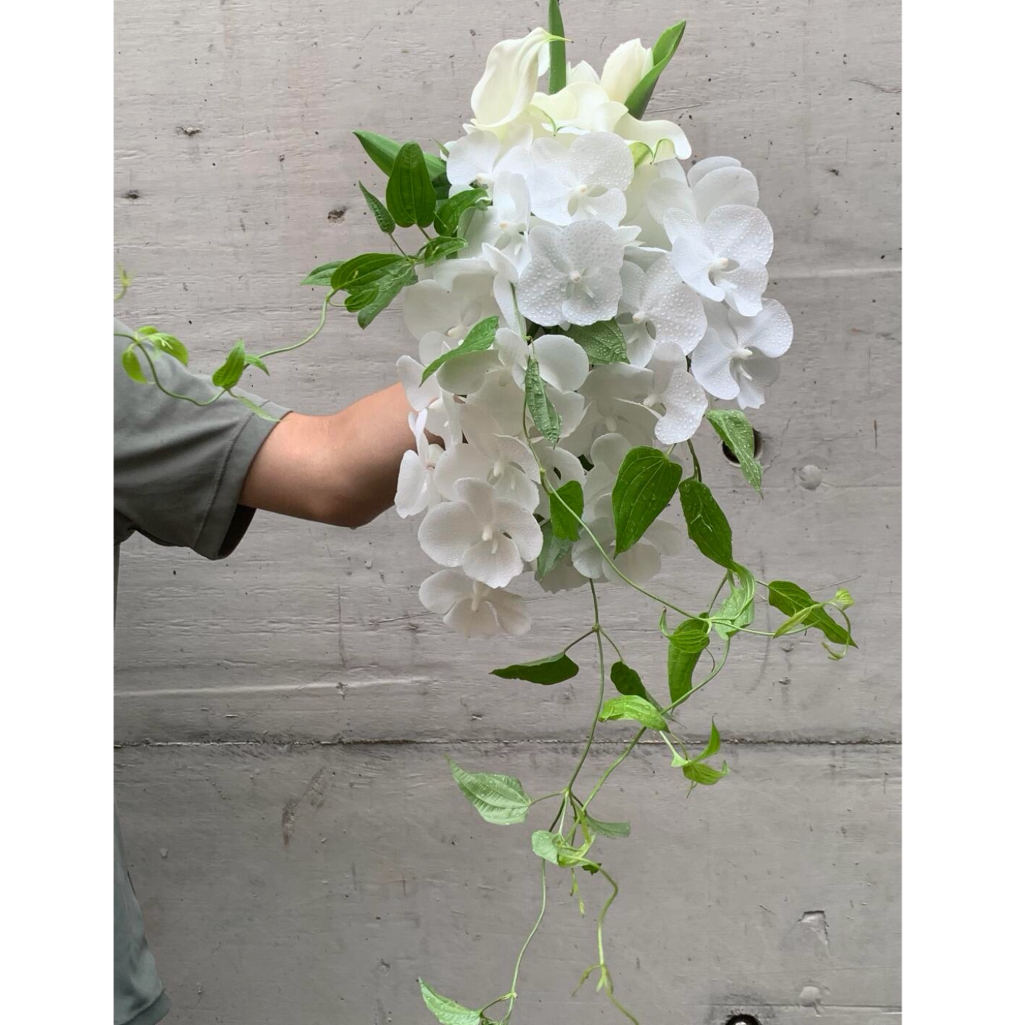 水滴瀑布马蹄莲海芋手捧花鲜花束水养插花结婚花订婚领证花束拍摄